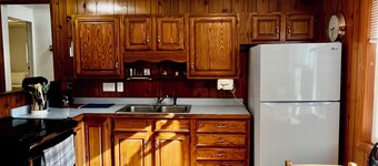 Lakefront year round home, gorgeous views, central location