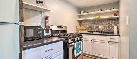 Refrigerador, microondas, placa de cocina, cafetera/tetera