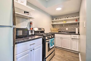 Réfrigérateur, four à micro-ondes, surface de cuisson, cafetière-théière