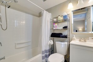 Hair dryer, towels - Dtwn Columbus Getaway: Pet Friendly w/ Fee! (Columbus)