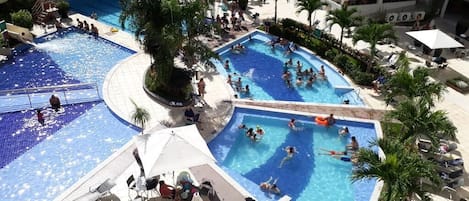 Una piscina al aire libre, una piscina climatizada