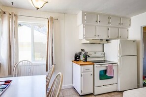 Fridge, microwave, oven, stovetop - Perfect Notre Dame Weekend Home, 0.8 Miles to ND! (South Bend)