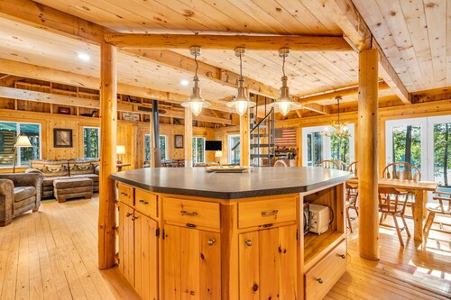 Private Island for family adventure! Cozy cabins, boating, swimming, memories! 