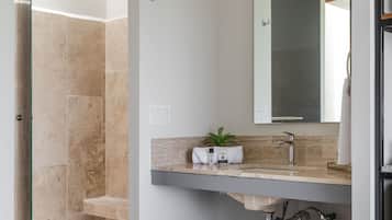 Habitación doble Confort | Baño | Toallas, jabón, shampoo, papel de baño