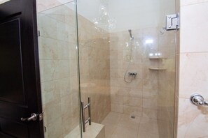 Badewanne, Handtücher, Toilettenpapier