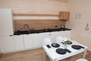 Réfrigérateur, plaque de cuisson, tables à manger