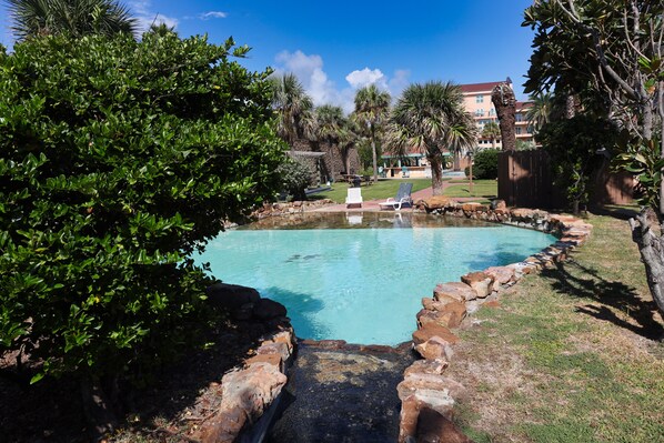 Alberca al aire libre y alberca climatizada