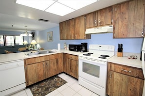 Condo, 1 quarto | Cozinha privada | Fogão, lava-louças, mesas de jantar