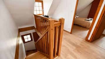 4 多间卧室、办公桌、熨斗/熨衣板、旅行婴儿床