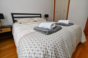 4 slaapkamers, een bureau, een strijkplank/strijkijzer, reisbedje