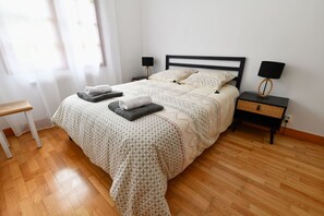 4 bedrooms, desk, iron/ironing board, travel cot