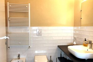 Shower, hair dryer, towels, shampoo