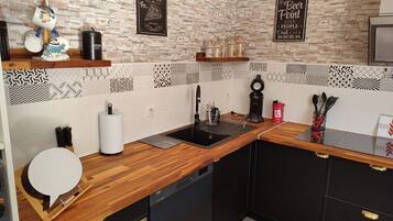 Réfrigérateur, micro-ondes, four, plaque de cuisson