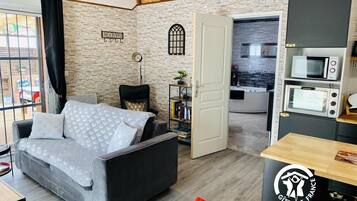 Télévision, baby-foot, table de tennis de table, livres