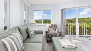 Smart TV, books, offices - Swaying Palms Spacious Suite [Ocean Pointe 3201] (Tavernier)