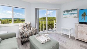 Smart TV, libros y oficina 