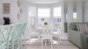 Dining - Swaying Palms Spacious Suite [Ocean Pointe 3201] (Tavernier)