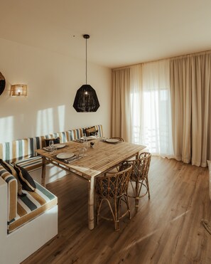 Suíte luxo | Roupas de cama antialérgicas, cofres nos quartos, escrivaninha