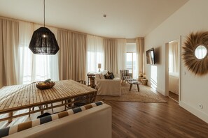 Suite – deluxe | Allergitestet sengetøy, safe på rommet, skrivebord og blendingsgardiner