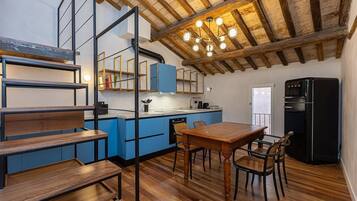 Frigorifero, microonde, piano cottura, lavastoviglie