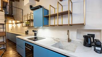 Frigorifero, microonde, piano cottura, lavastoviglie