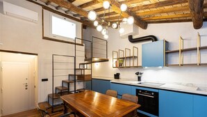Kaffetrakter/tekoker, kjøleskap, mikrobølgeovn og kokeplater