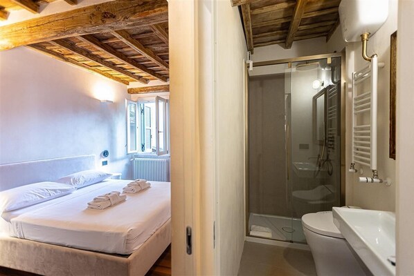 Shower, hair dryer, bidet, towels
