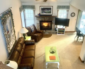 Smart TV, caminetto, lettore DVD, libri