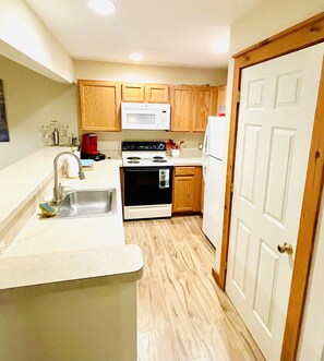 Frigorifero, microonde, forno, piano cottura