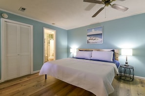 4 bedrooms, desk, iron/ironing board, travel crib - Large, private home mins to Silver Dollar City! (Branson West)