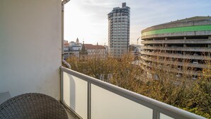 A balcony with a view of a parking garage and a tall building. - Feel Porto Downtown Charming Apartment II (Porto)
