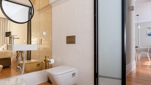 A modern bathroom with a toilet, sink, and shower. - Feel Porto Downtown Charming Apartment II (Porto)