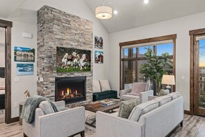 Televisor, llar de foc i oficines 