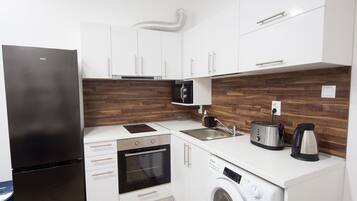 Kühlschrank, Mikrowelle, Ofen, Herdplatte