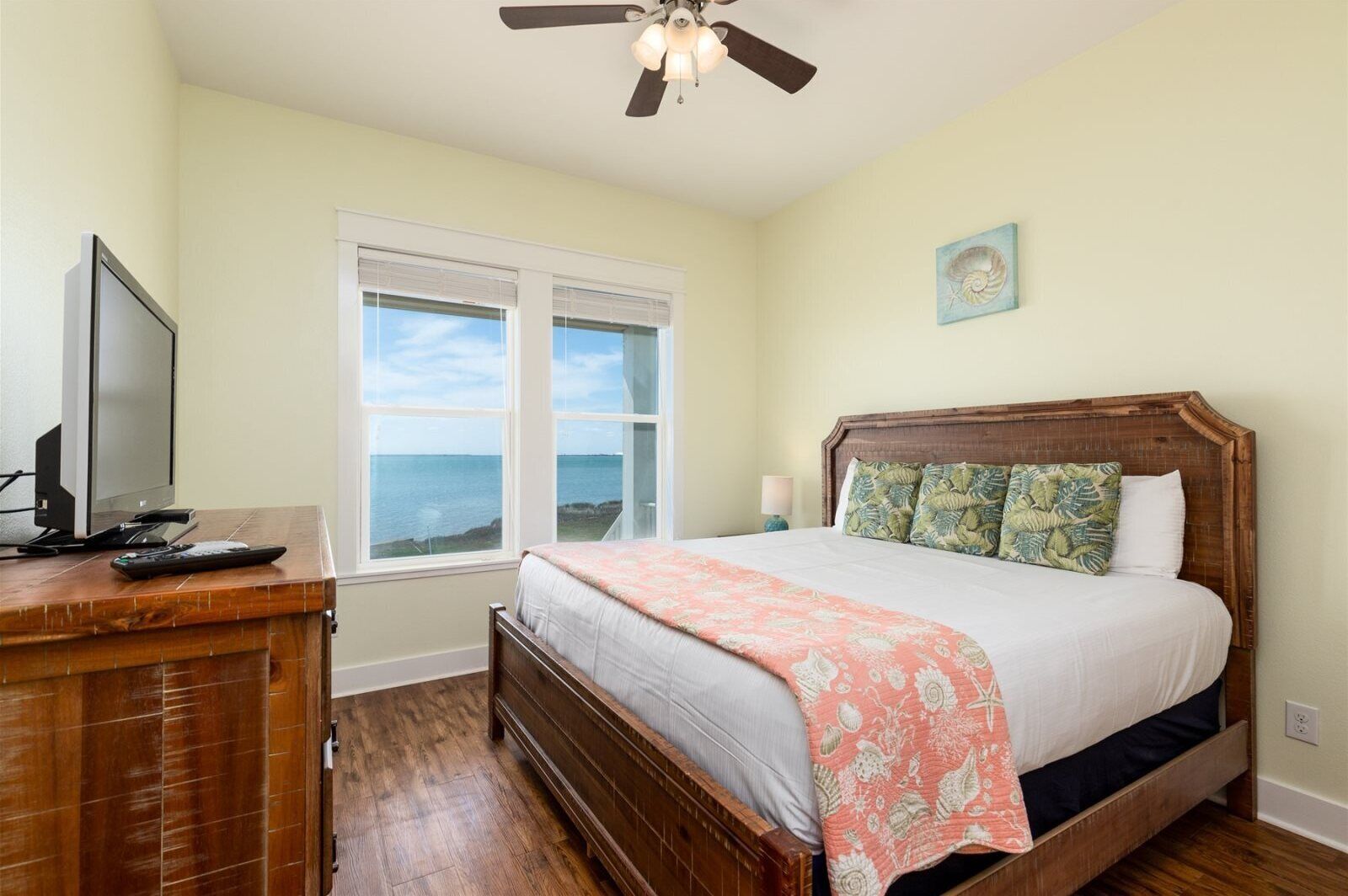 4 bedrooms, iron/ironing board, Internet, bed sheets