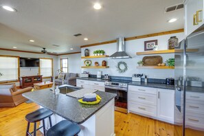 Fridge, microwave, stovetop, dishwasher
