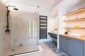 Luxury-Villa | Badezimmer | Haartrockner, Handtücher