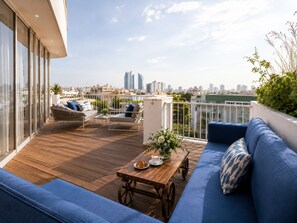 Ático, 1 cama de matrimonio grande (Roma) | Ropa de cama de alta calidad, edredones de plumas, minibar y caja fuerte