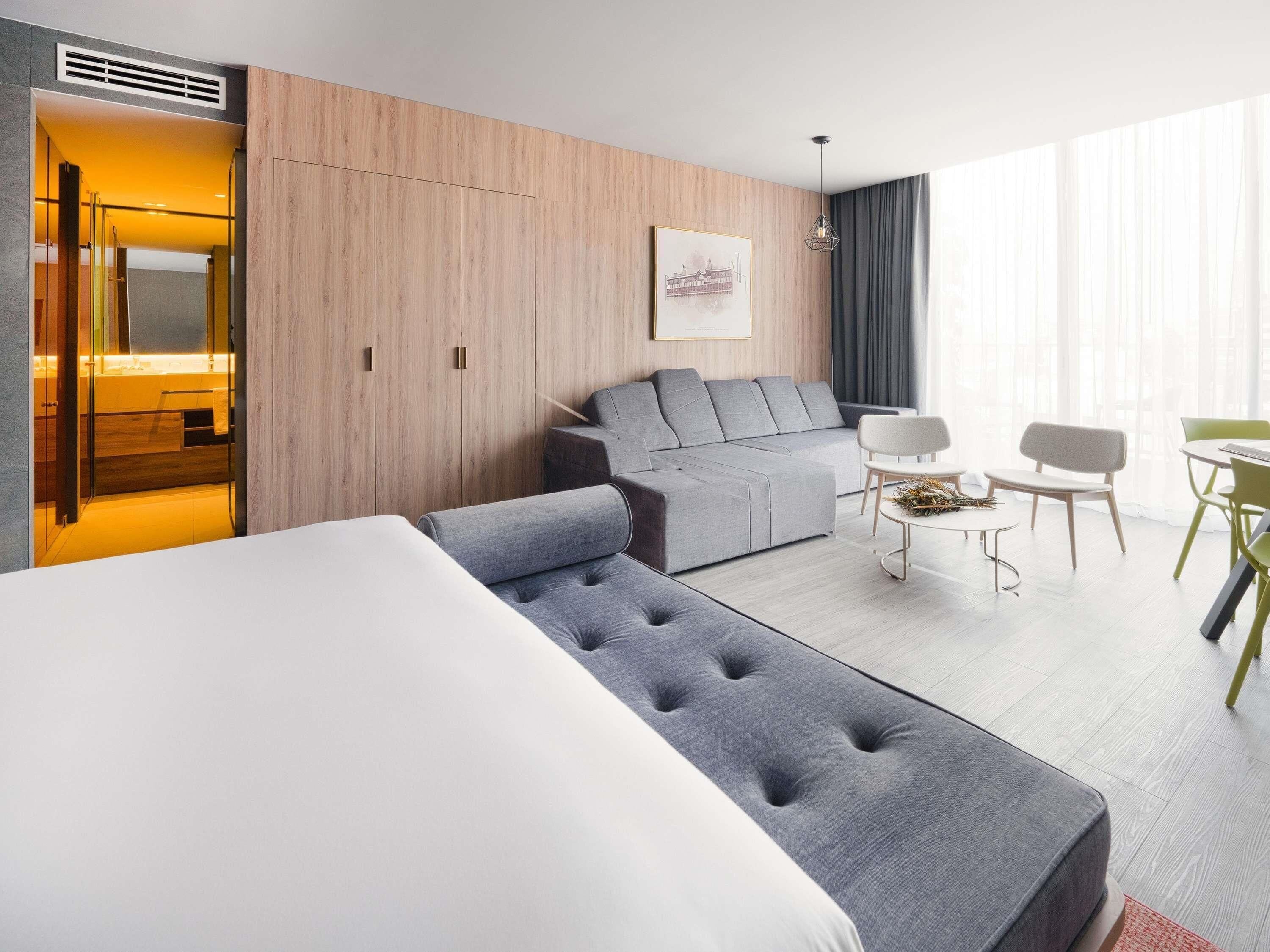 Sviitti, 1 suuri parisänky, terassi (Skyline) | Ylelliset vuodevaatteet, untuvapeitot, minibaari, tallelokero huoneessa