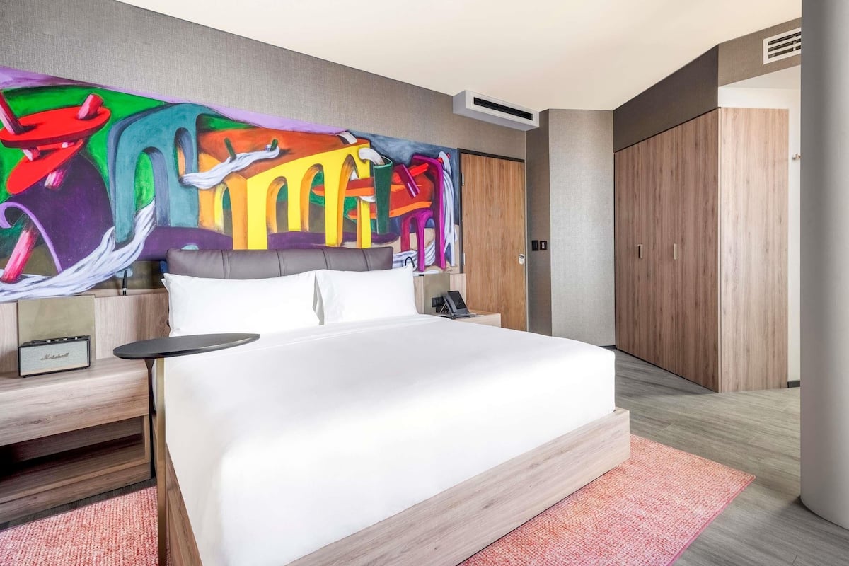 Ropa de cama de alta calidad, cubrecamas y minibar 