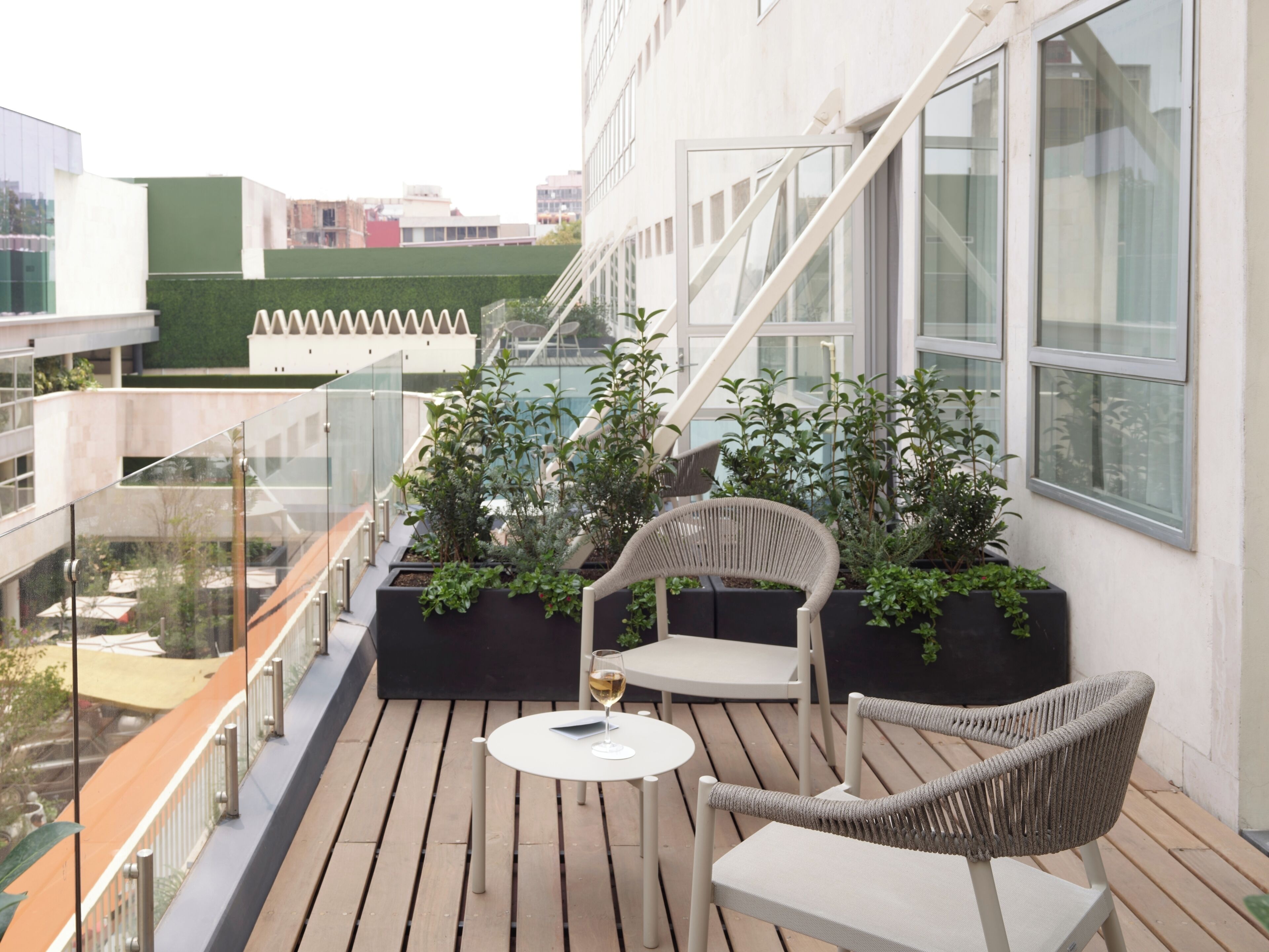 Suite, 1 kingsize bed, terras | Luxe beddengoed, donzen dekbedden, een minibar, een kluis op de kamer