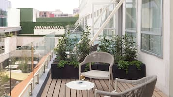 Suite, 1 kingsize bed, terras | 1 slaapkamer, luxe beddengoed, donzen dekbedden, een minibar