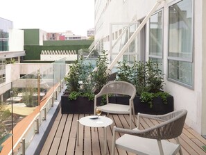 ห้องสวีท, เตียงคิงไซส์ 1 เตียง, ระเบียง | 1 ห้องนอน, เครื่องนอนระดับพรีเมียม, ผ้านวมขนเป็ด, มินิบาร์