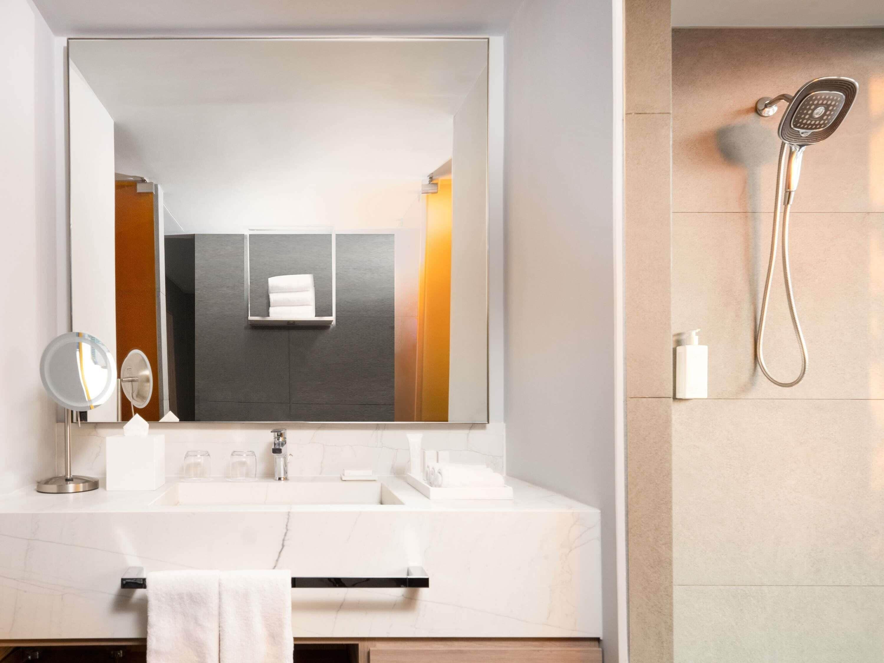 Ropa de cama de alta calidad, cubrecamas y minibar 