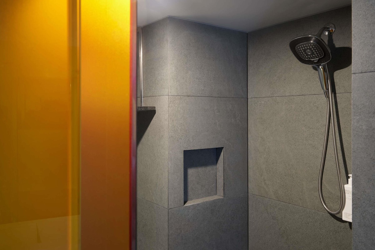 Suite, 1 King-Bett, Terrasse | Hochwertige Bettwaren, Daunenbettdecken, Minibar, Zimmersafe