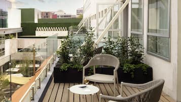 Suite, 1 cama King size, Terraza | 1 habitación, ropa de cama de alta calidad, edredón y minibar