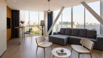 Penthouse, 1 King Bed (Roma)