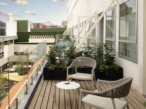 Suite, 1 kingsize bed, terras | 1 slaapkamer, luxe beddengoed, donsdekens, een minibar