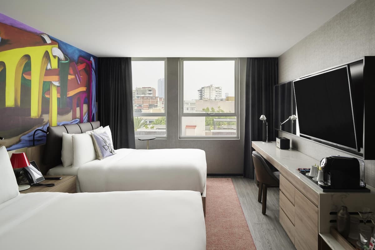 Standaard kamer, 2 tweepersoonsbedden | Luxe beddengoed, donsdekens, een minibar, een kluis op de kamer