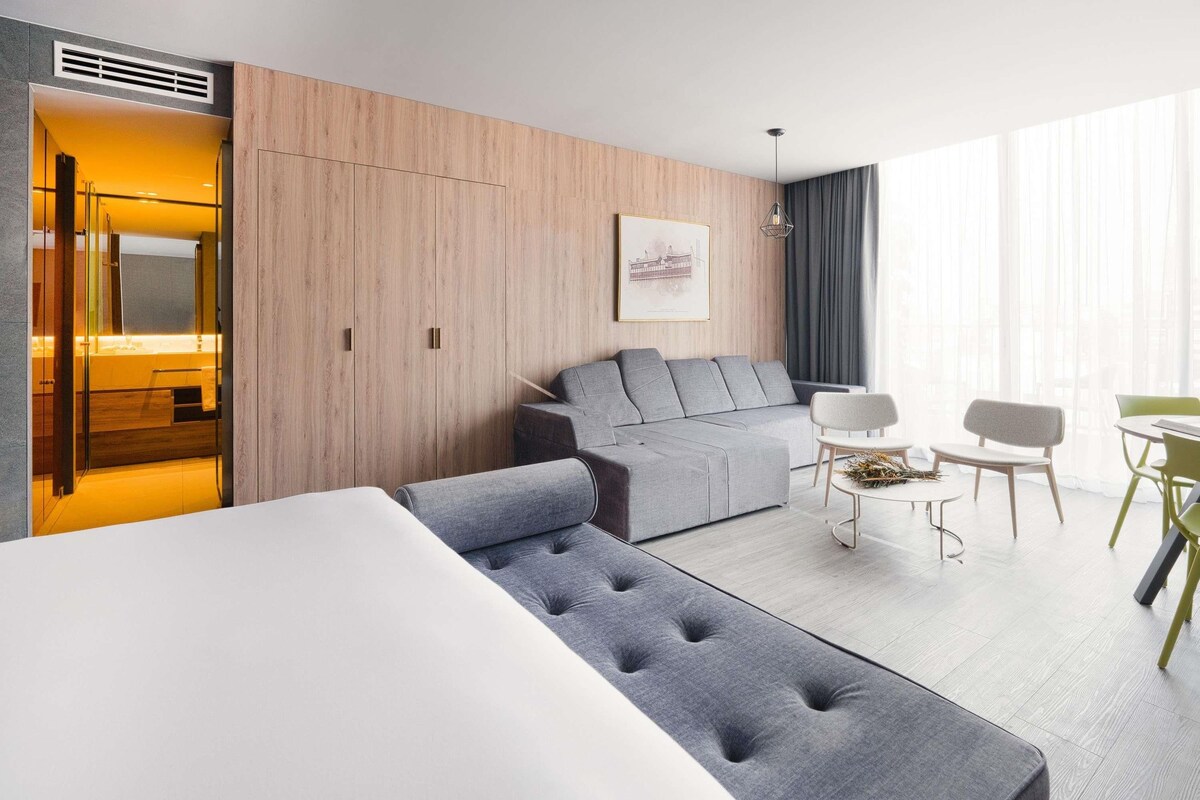 Suite, 1 cama de matrimonio grande, terraza (Skyline) | Ropa de cama de alta calidad, edredones de plumas, minibar y caja fuerte